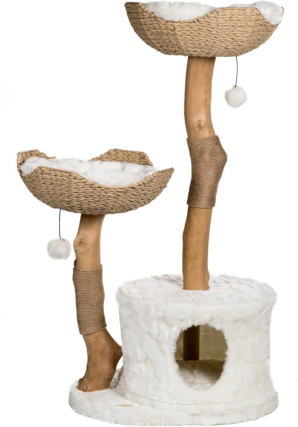 Le FéliNature Arbre à Chat Moderne de Luxe Zenith comprend deux paniers en osier avec des coussins blancs, une véritable branche en bois naturel enroulée dans une corde, une base en fausse fourrure avec une niche, et deux jouets à pompon suspendus.