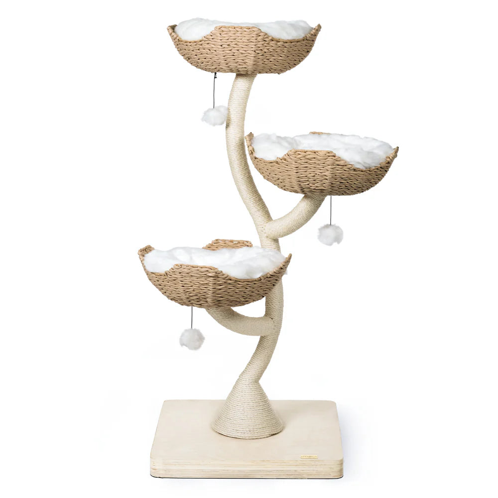 Le FéliNature Arbre à Chat 3 Niveaux 135 cm | Fortis présente un design beige moderne avec trois paniers tressés doublés de blanc, chacun avec un jouet pompon blanc, sur un cadre métallique robuste et un poteau central pour les chats.
