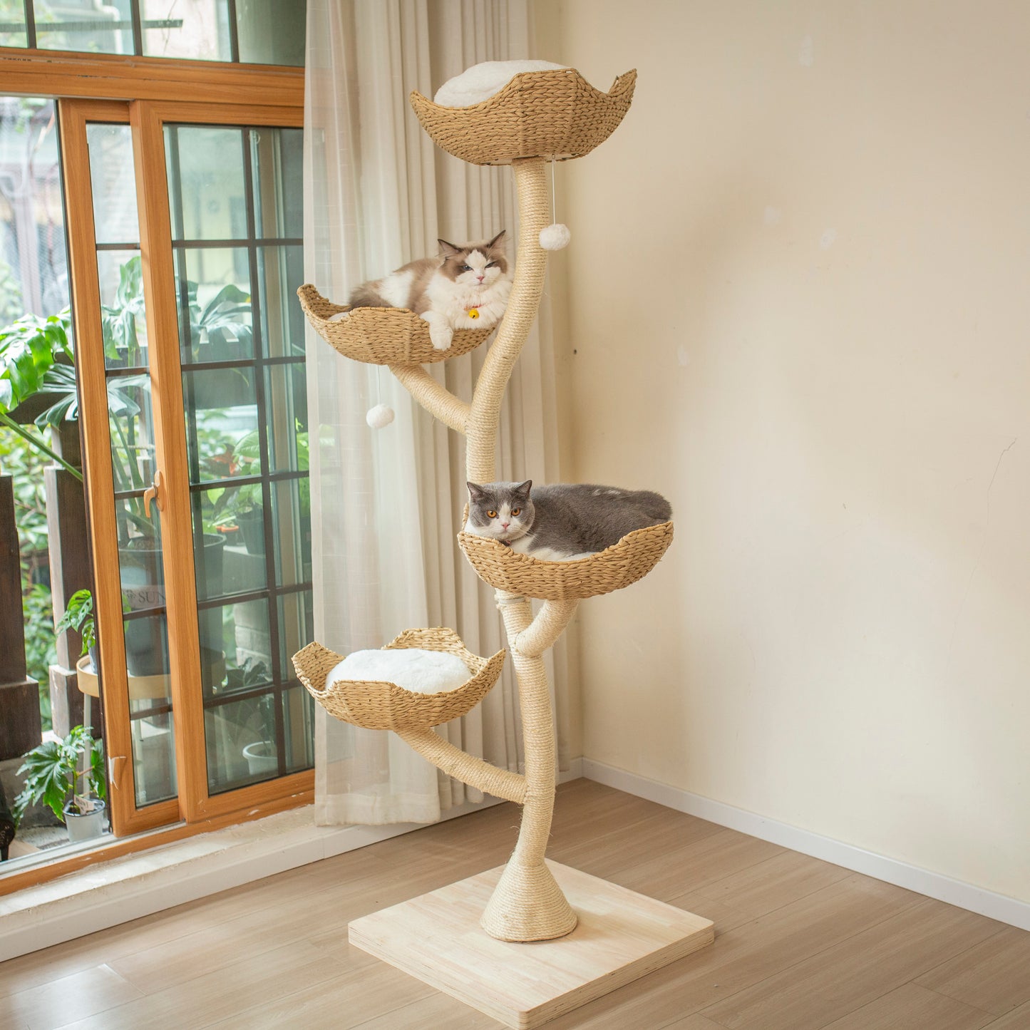 L'Arbre à Chat Design Eclipse de FéliNature est un arbre à chat moderne de 183 cm, à 4 niveaux, avec des paniers tressés, présenté près d'une fenêtre dans une pièce lumineuse avec un sol en bois clair et des murs crème.