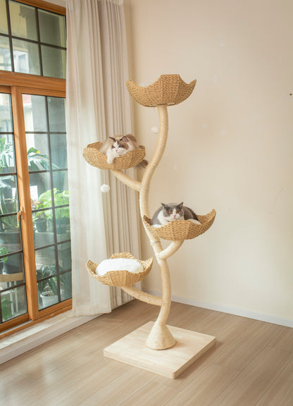 Le FéliNature Arbre à Chat Design | 4 Niveaux 183 cm | Eclipse présente quatre paniers tressés en forme de fleur qui s'enroulent en spirale autour d'un poteau central, idéal pour offrir un espace de détente élégant à deux chats près d'une fenêtre ensoleillée.